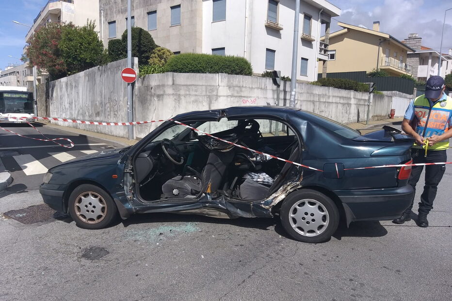 Criança e mulher feridas em colisão em Vila Nova de Gaia