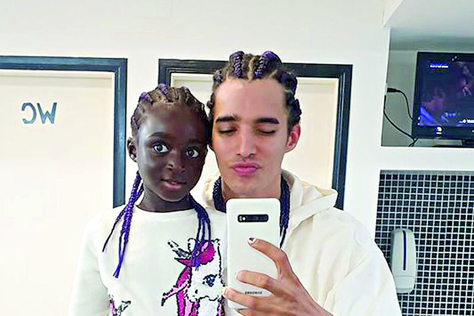 Luís Borges abraçado à pequena Lurdes