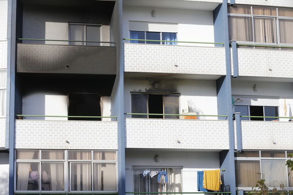 Incêndio em apartamento provoca 14 feridos e desaloja duas pessoas em Almada