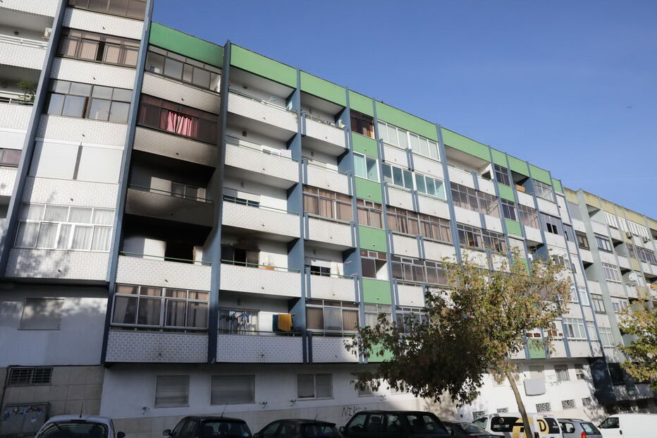 Incêndio em apartamento provoca 14 feridos e desaloja duas pessoas em Almada