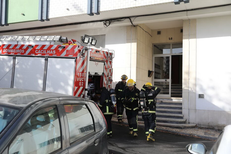  Incêndio em apartamento provoca 14 feridos e desaloja duas pessoas em Almada