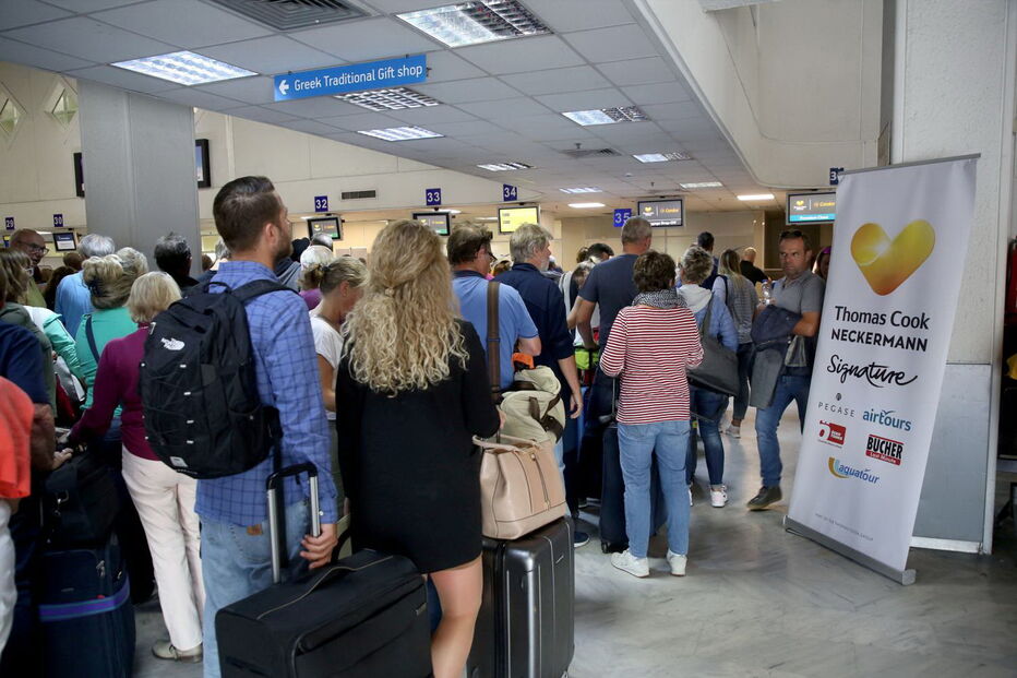 Milhares de turistas desesperados em longas filas para regressarem aos seus países