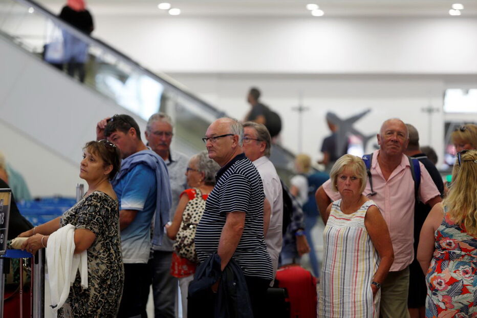 Milhares de turistas desesperados em longas filas para regressarem aos seus países