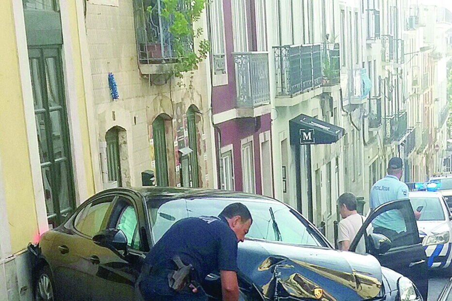 Porsche avaliado em pelo menos 130 mil euros foi abandonado após se ter despistado 