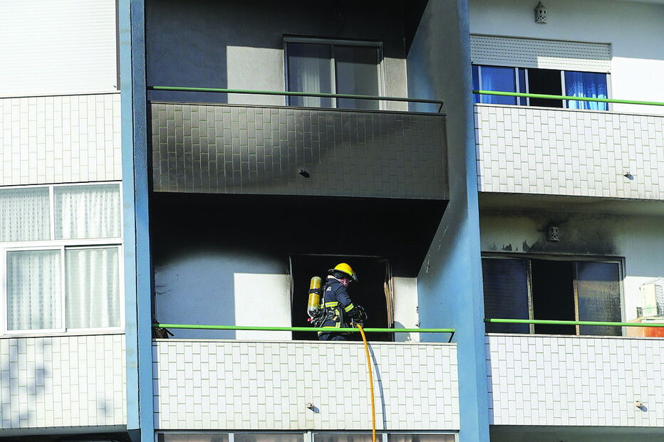 Incêndio deflagrou num apartamento no Feijó, Almada  