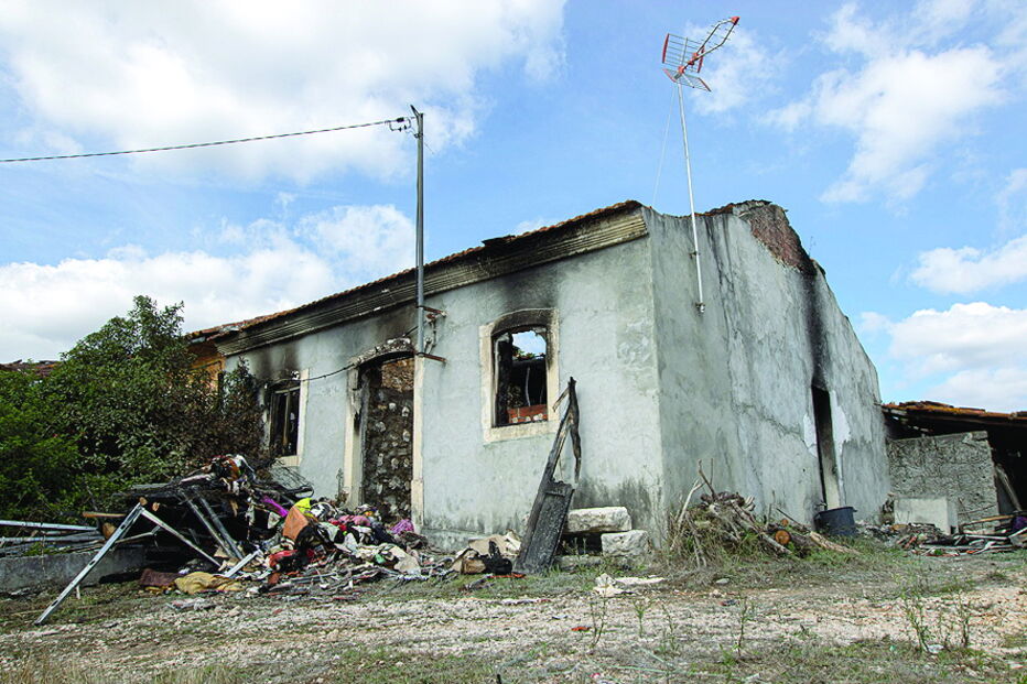 Casa ficou destruída pelo fogo 