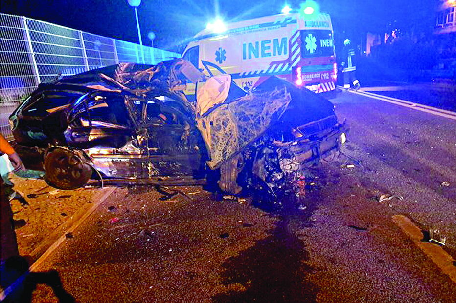 Carro onde seguiam as vítimas ficou destruído. Acidente ocorreu na reta do Dafundo, Oeiras