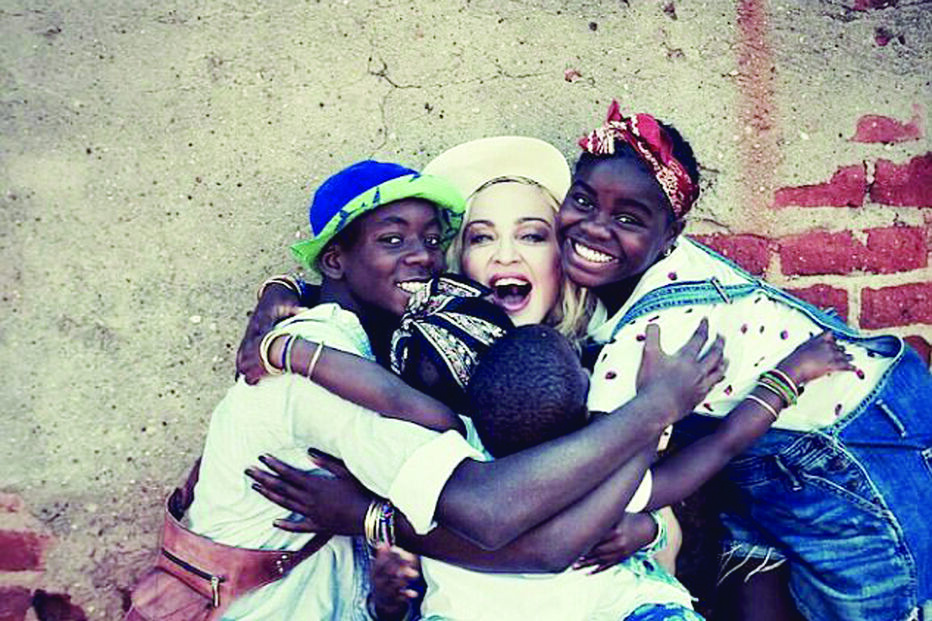 A cantora com os quatro filhos adotivos