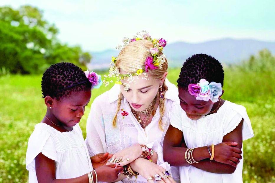 A cantora com as gémeas Stelle e Estere