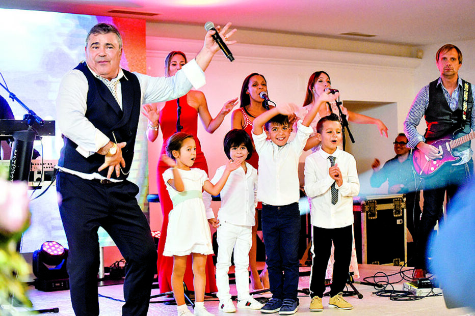 O noivo bastante animado com as crianças