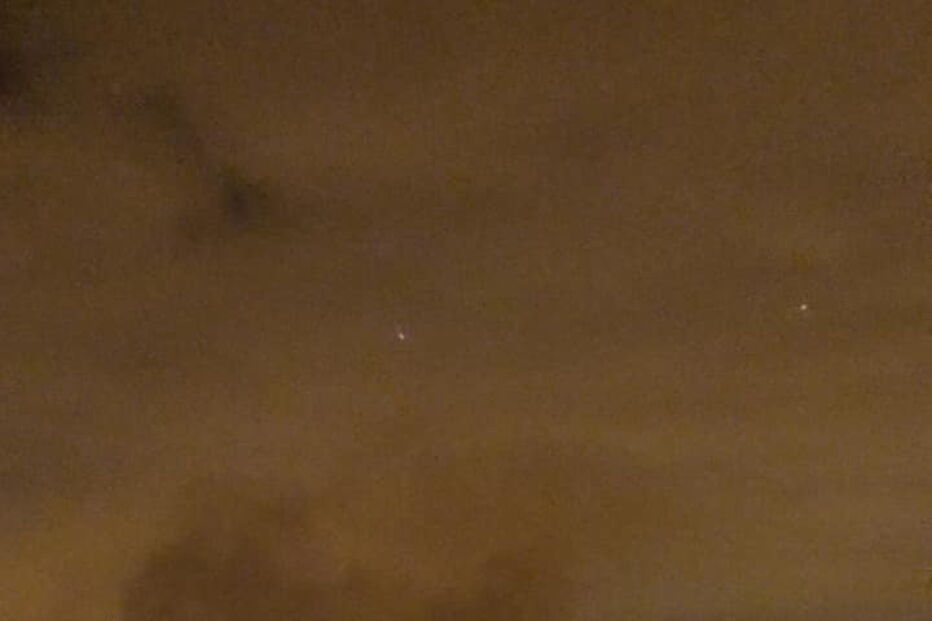 Bombeiros combatem fogo em fábrica desativada na Amadora