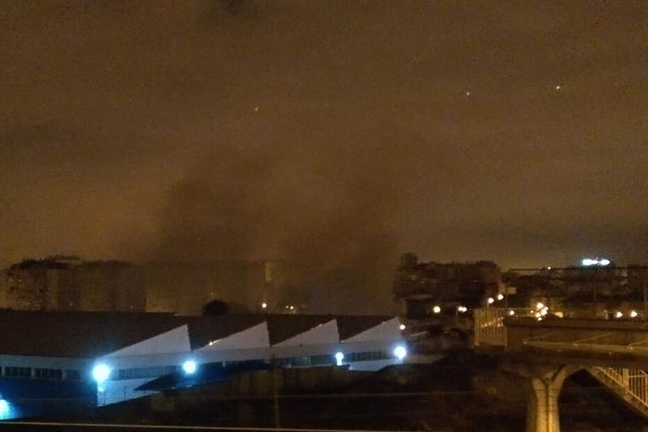 Bombeiros combatem fogo em fábrica desativada na Amadora