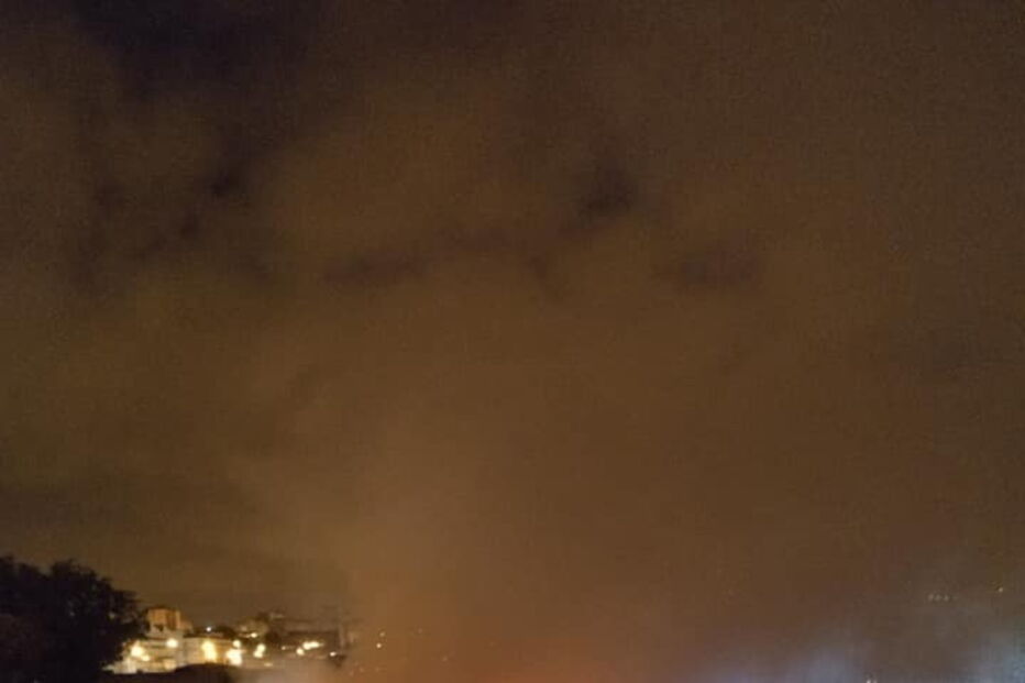 Bombeiros combatem fogo em fábrica desativada na Amadora