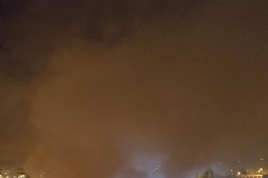 Bombeiros combatem fogo em fábrica desativada na Amadora