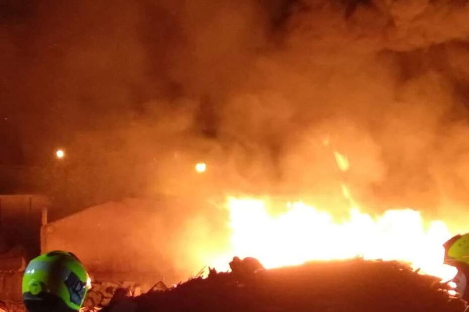 Bombeiros combatem fogo em fábrica desativada na Amadora