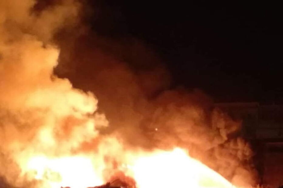 Bombeiros combatem fogo em fábrica desativada na Amadora