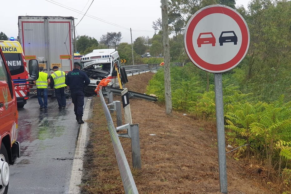 Colisão entre ambulância e pesado provoca três feridos graves em Celorico da Beira