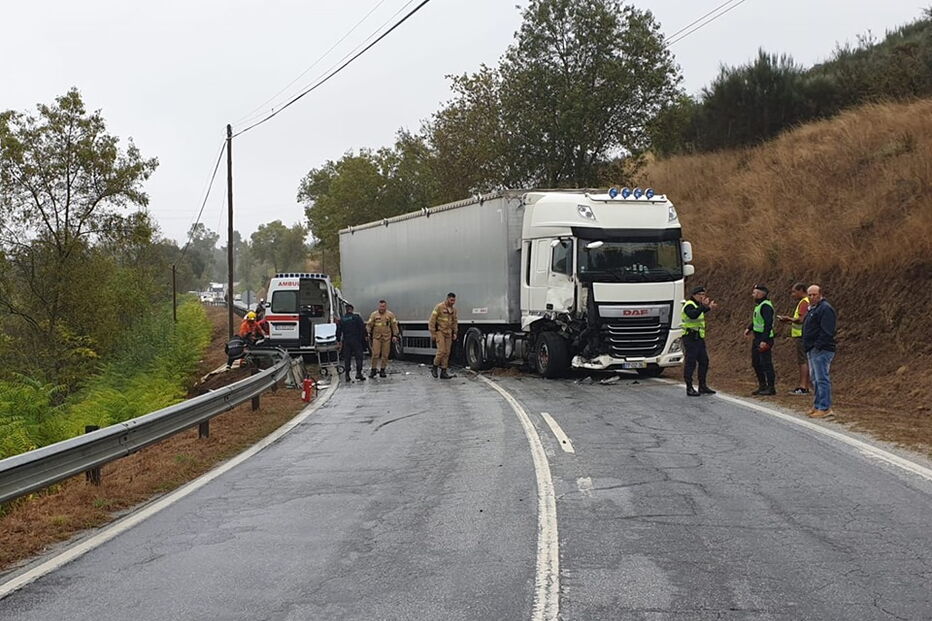 Colisão entre ambulância e pesado provoca três feridos graves em Celorico da Beira