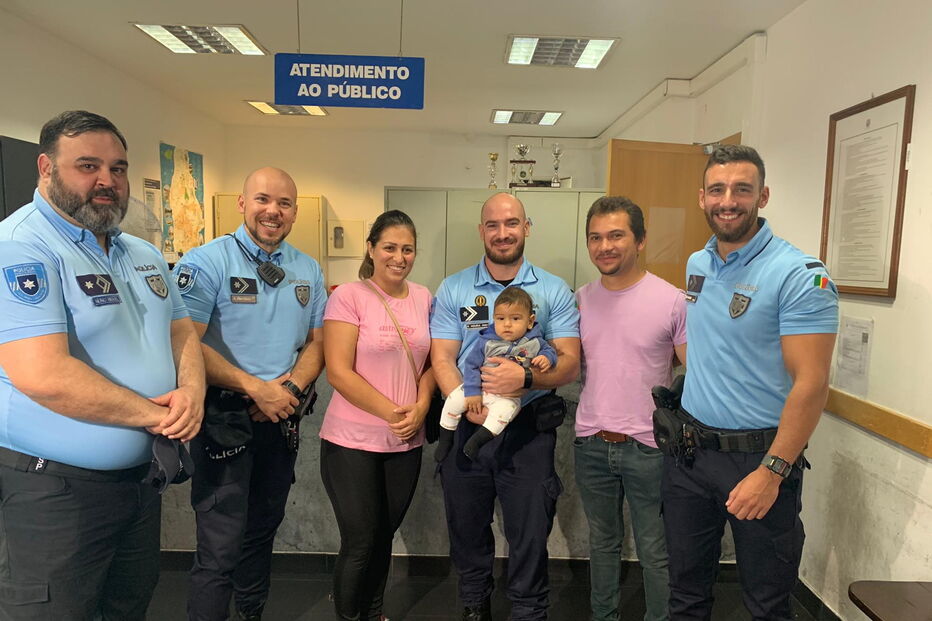 Pais levam bebé em paragem cardiorrespiratória para esquadra na Amadora e agentes salvam-lhe a vida