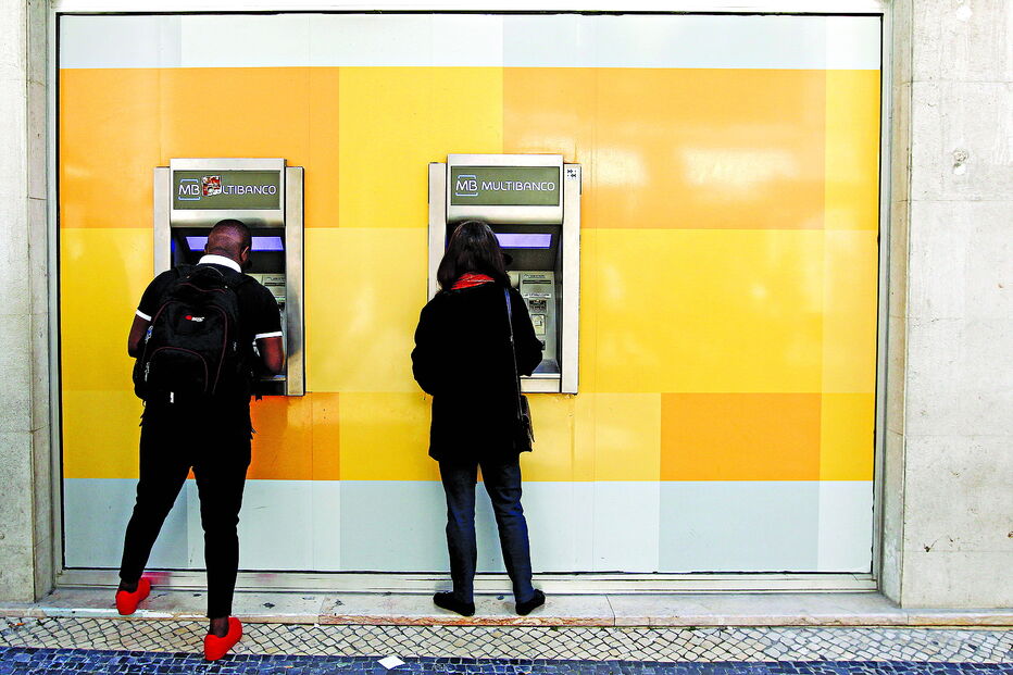 Bandas magnéticas dos cartões eram copiadas através de dispositivo eletrónico colocado em caixas Multibanco