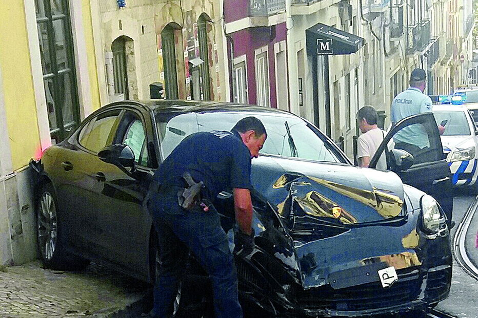 Porsche alugado foi abandonado após despiste durante a fuga, na Lapa 