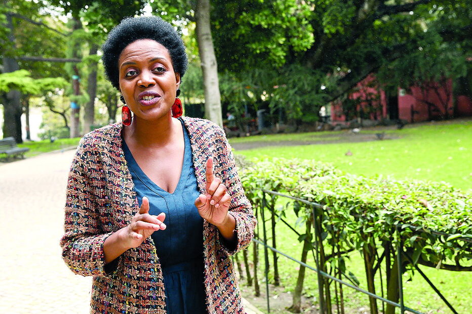 Joacine, 37 anos, cabeça de lista do Livre por Lisboa  foi fotografada no jardim do Campo dos Mártires da Pátria