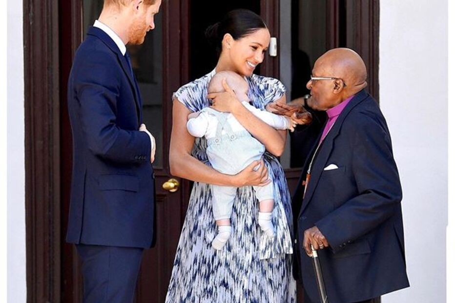 Archie sorridente no primeiro ato oficial ao lado de Meghan e Harry