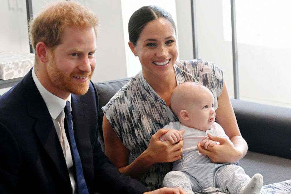 Archie sorridente no primeiro ato oficial ao lado de Meghan e Harry