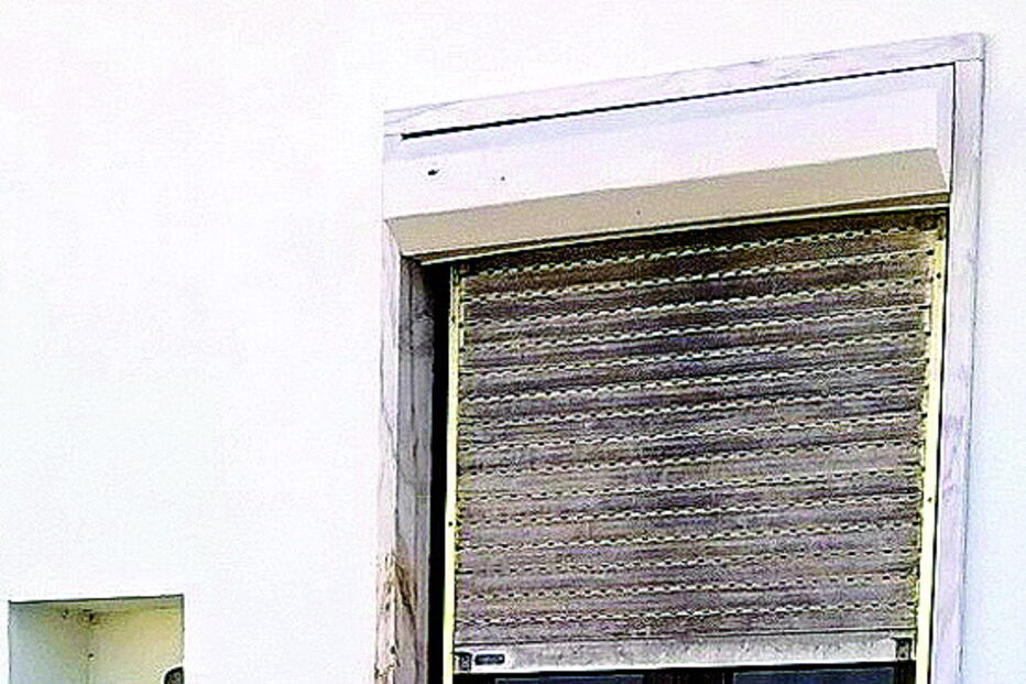 Sujidade acumula-se nos  estores das habitações  