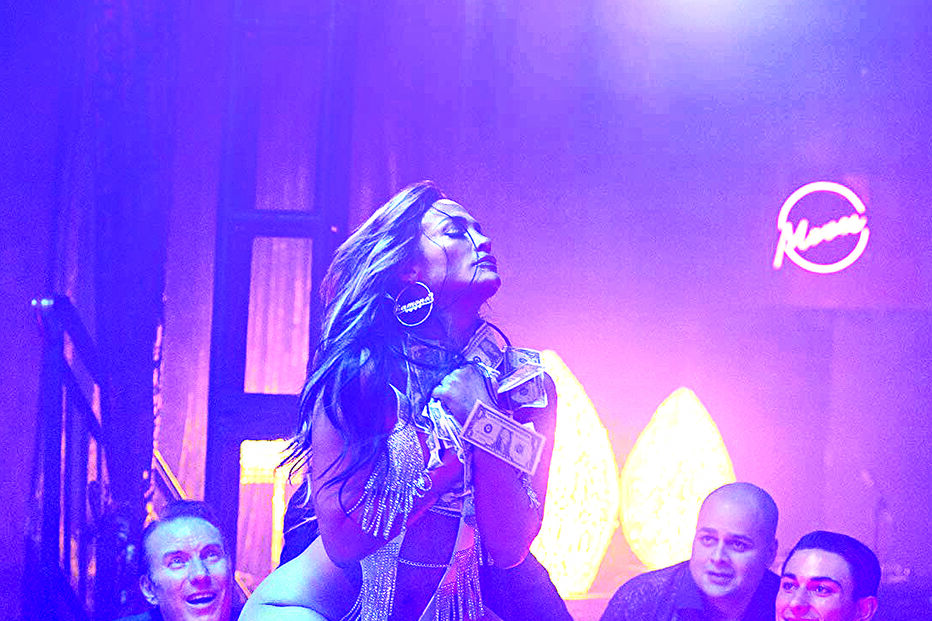 Cantora visitou bares de strip e instalou varões nas suas mansões