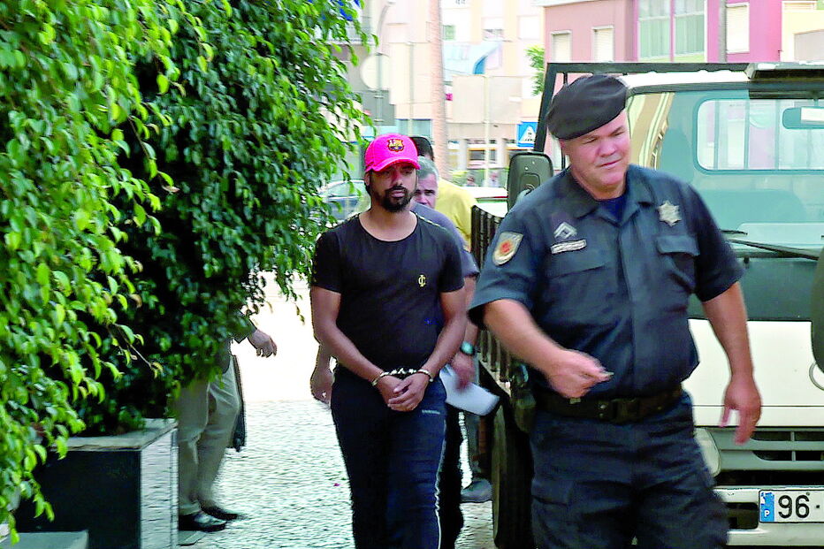 Fábio Paím algemado quando foi chamado para ser interrogado na PSP de Setúbal  