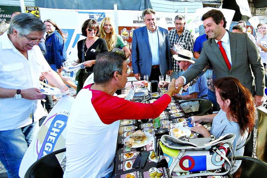 André Ventura foi bem recebido pelos populares aos quais se dirigia   