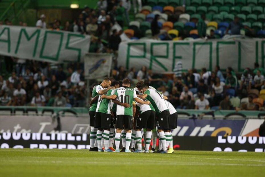 Adeptos do Sporting cobrem bancadas de Alvalade com mensagens para Frederico Varandas