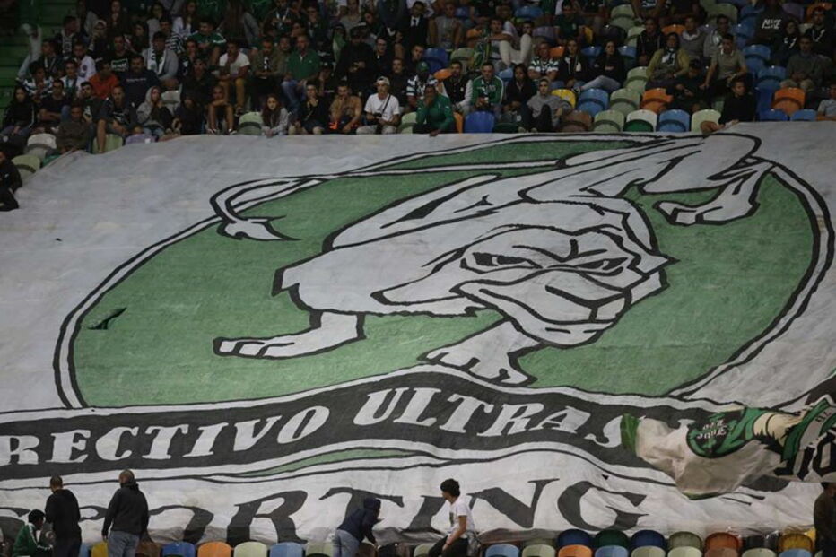 Adeptos do Sporting cobrem bancadas de Alvalade com mensagens para Frederico Varandas