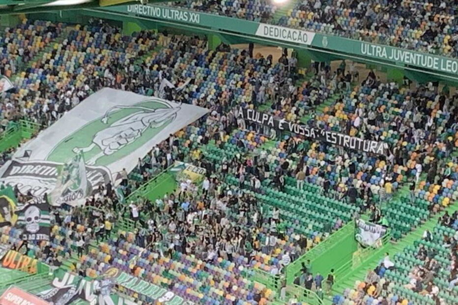 Adeptos do Sporting cobrem bancadas de Alvalade com mensagens para Frederico Varandas