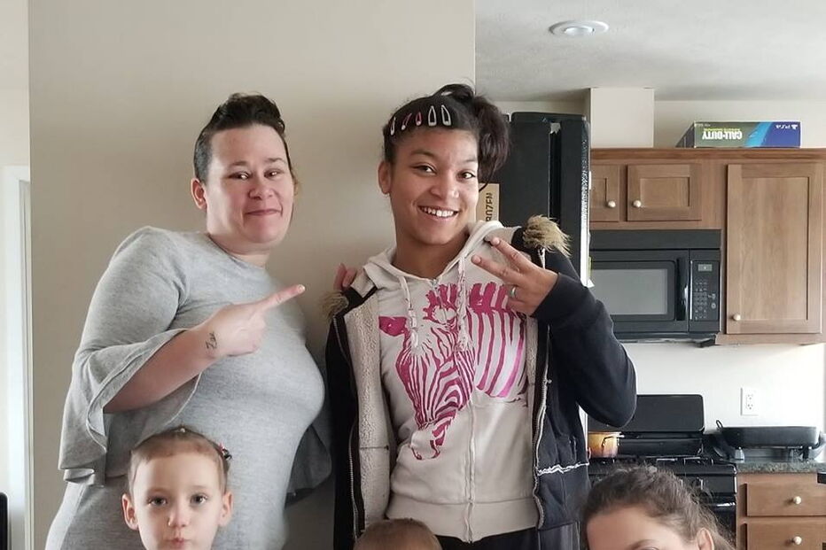 Natalia Grace (canto inferior direito) com Cynthia Mans e os filhos 