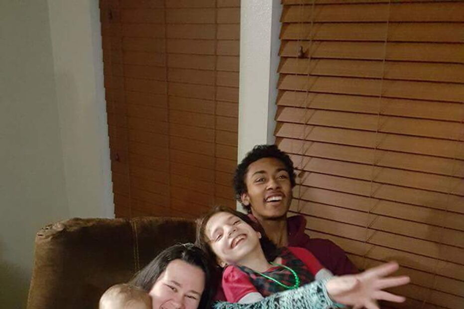 Natalia (com calças cor de rosa) com Cynthia Mans e os filhos	