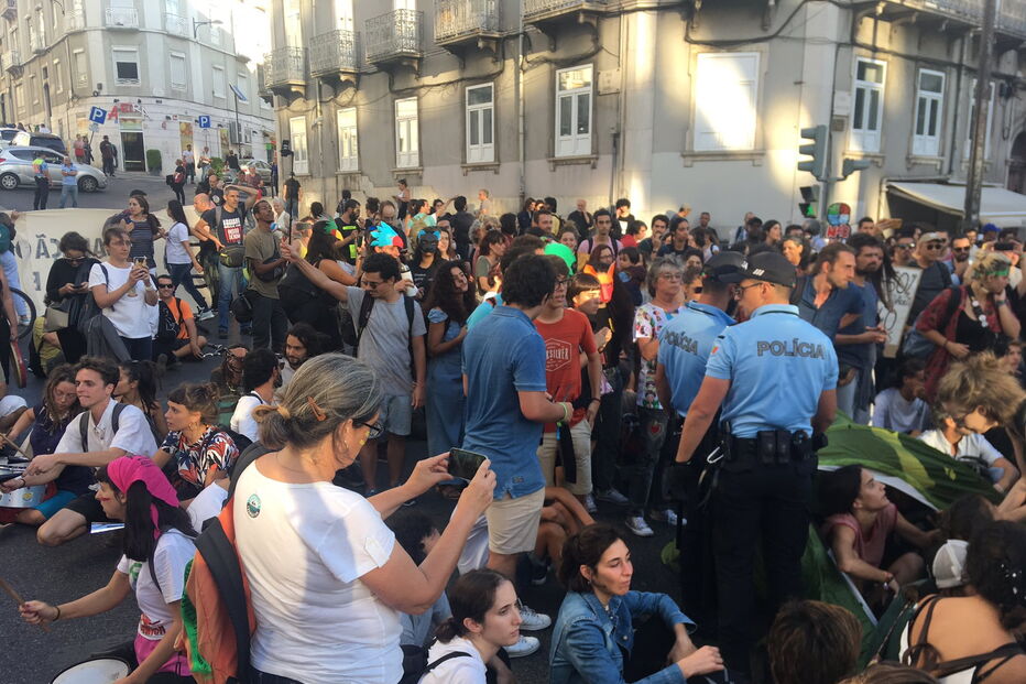 Extinction Rebellion Portugal em protesto em frente ao Banco de Portugal