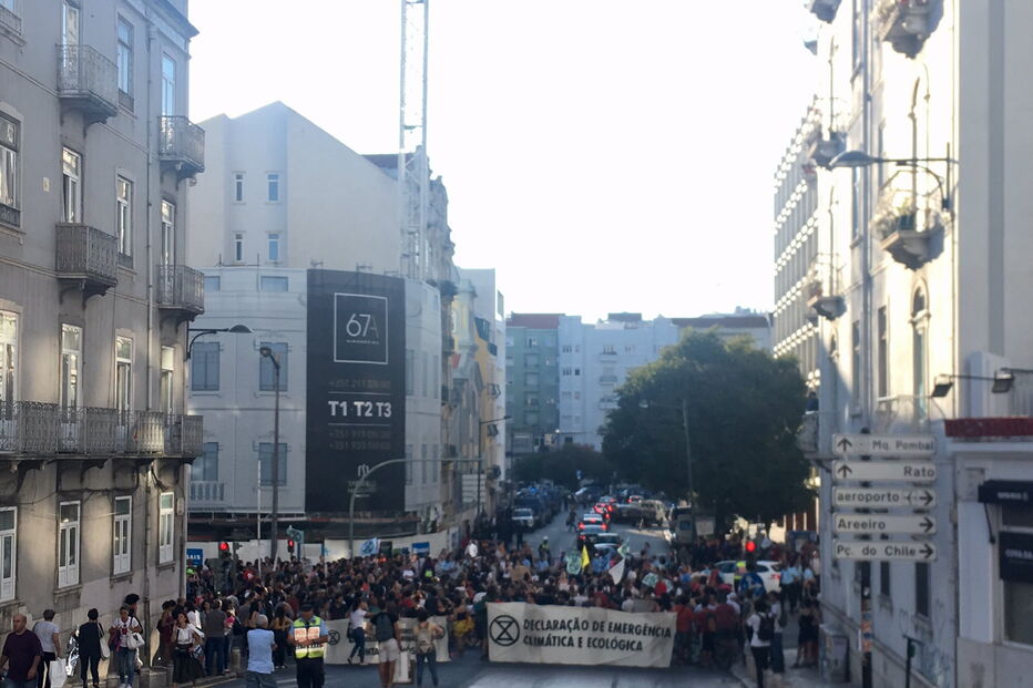 Extinction Rebellion Portugal em protesto em frente ao Banco de Portugal