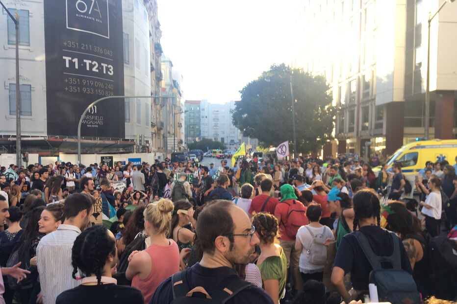 Extinction Rebellion Portugal em protesto em frente ao Banco de Portugal