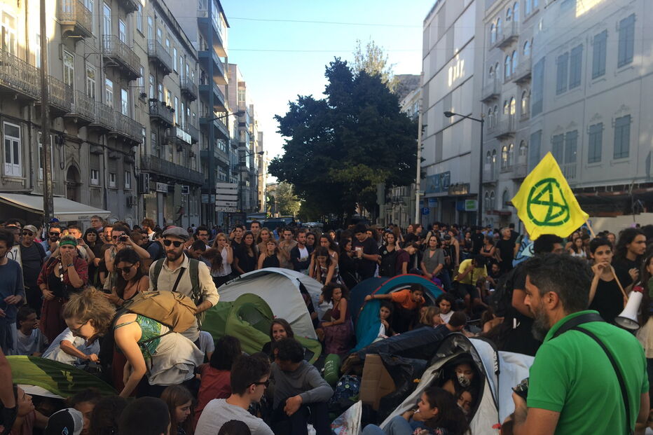 Extinction Rebellion Portugal em protesto em frente ao Banco de Portugal