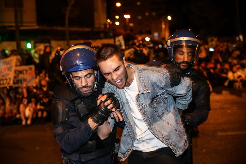 Ativistas acampados em frente ao Banco de Portugal retirados à força pela PSP