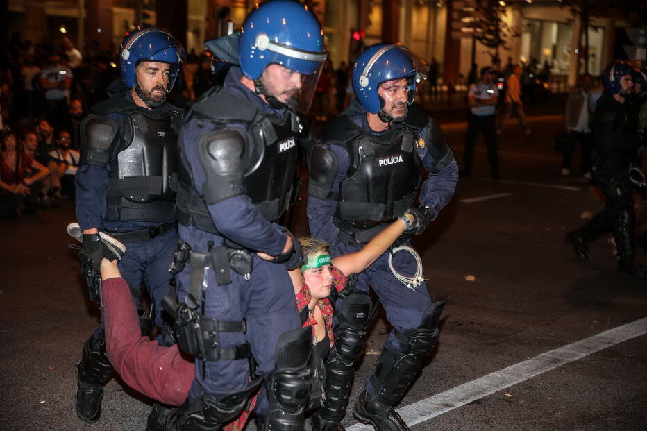 Ativistas acampados em frente ao Banco de Portugal retirados à força pela PSP