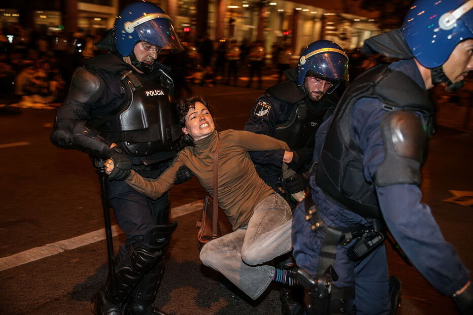 Ativistas acampados em frente ao Banco de Portugal retirados à força pela PSP