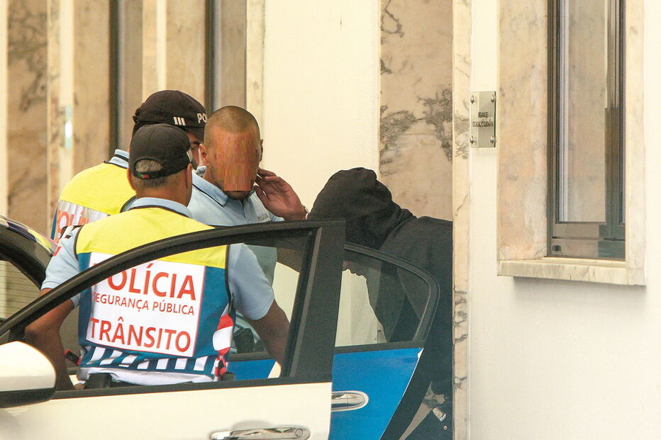 Jovane Cabral à saída da PSP da Póvoa de Santo Adrião, a entrar num carro da PSP 