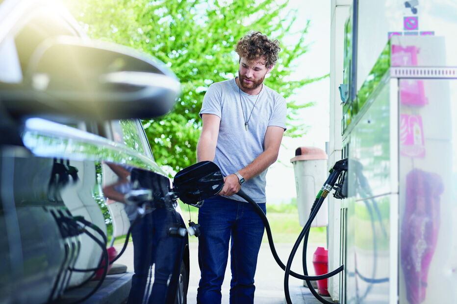 José Sócrates anda com Mercedes novo do 'cunhado' até para ir ao ginásio