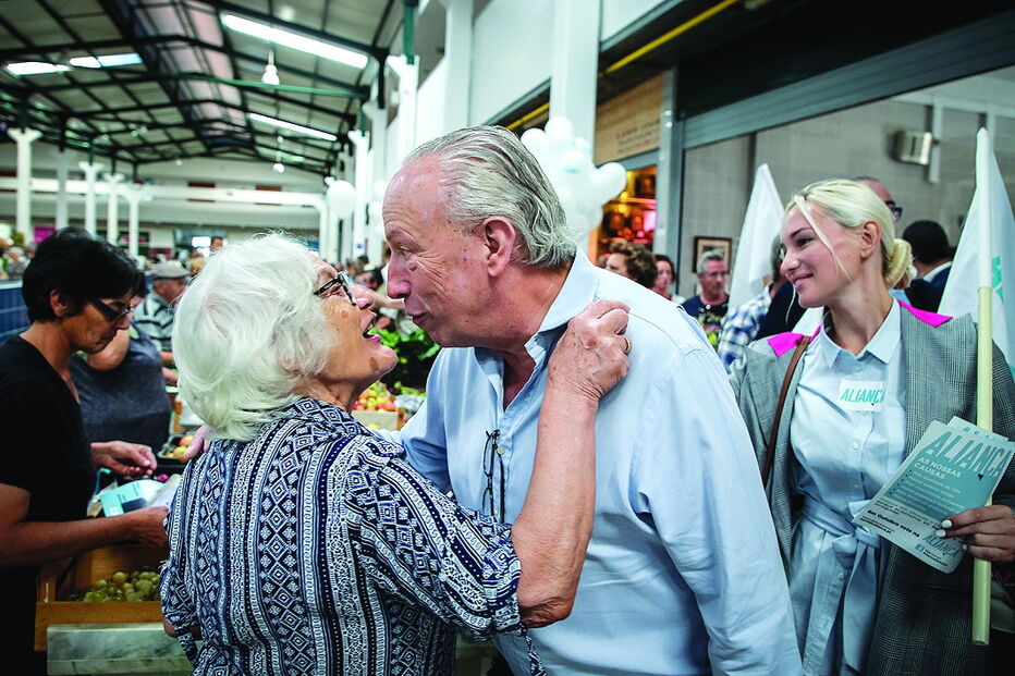 Santana Lopes, no mercado do Livramento, recebido com entusiasmo 