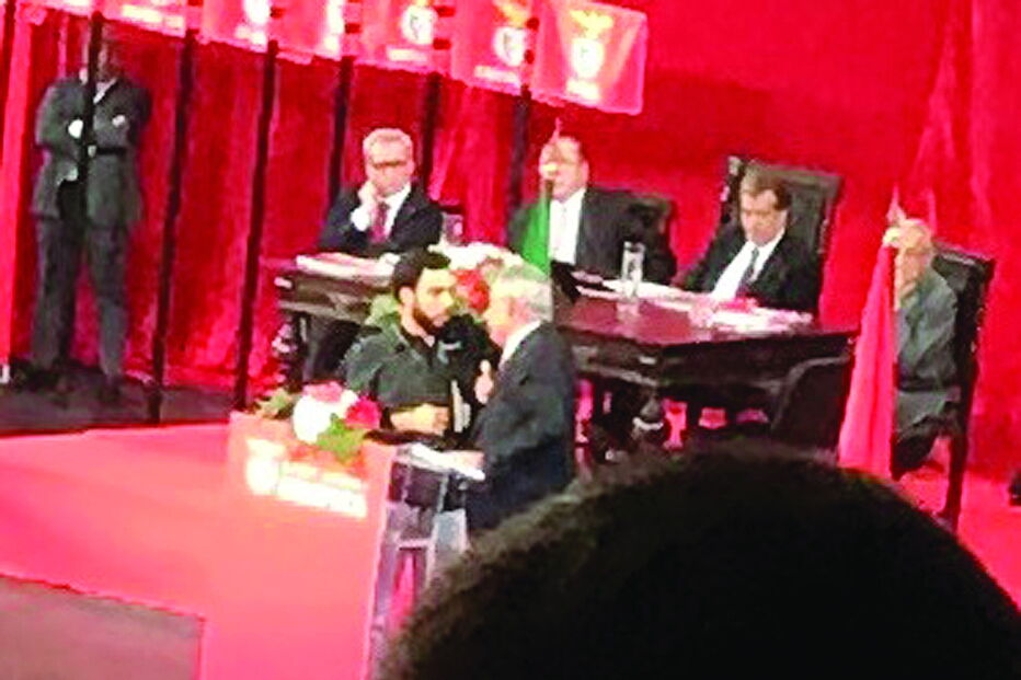 A contestação a Vieira começou logo pela manhã de sexta-feira com tarjas no Estádio da Luz e no Seixal, onde questionavam o “Benfica Europeu?”, o naming do estádio e as alterações ao emblema. À noite o ‘ataque’ prosseguiu na AG e teve Vieira como  principal alvo