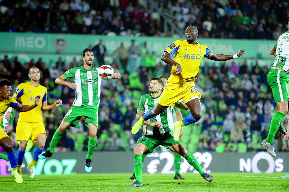 Danilo salta bem alto e cabeceia para a baliza vila-condense, num jogo muito disputado e faltoso no meio-campo 