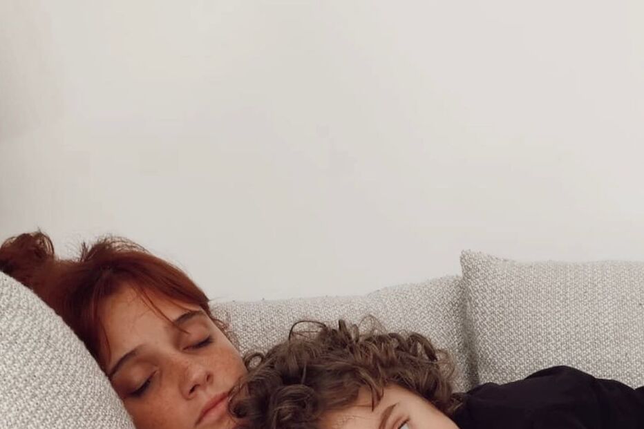 Carolina Deslandes e o filho Santiago 